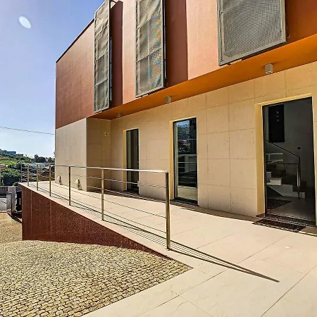 Vitoria Dos *